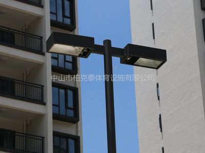 山東建設(shè)球場(chǎng)電桿安裝 網(wǎng)球場(chǎng)8M燈桿做法 柏克電桿廠家